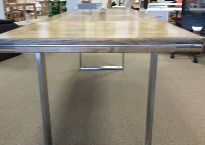Tisch aus einem alten Holztisch, Platte mit Edelstahleinlage